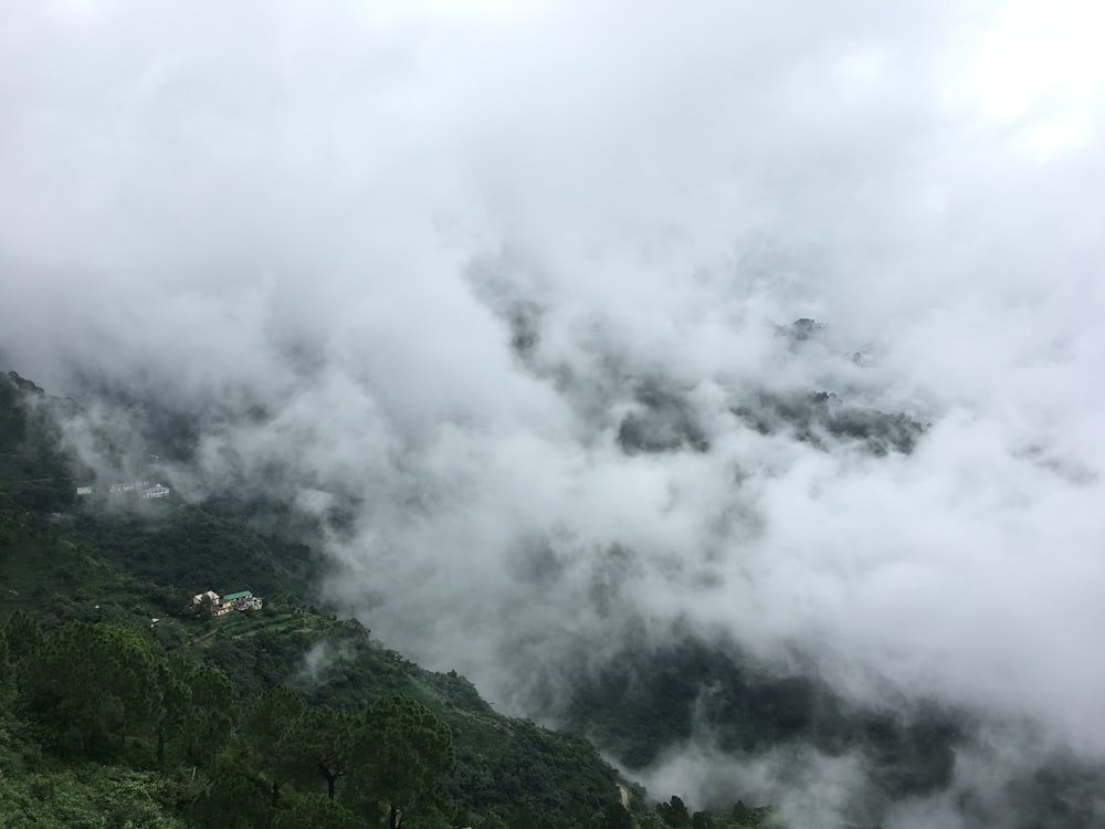 nuages blancs au-dessus d’une montagne