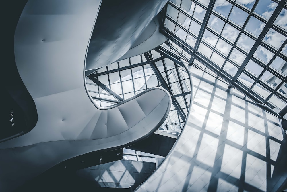 photo en gros plan d’un bâtiment en verre clair