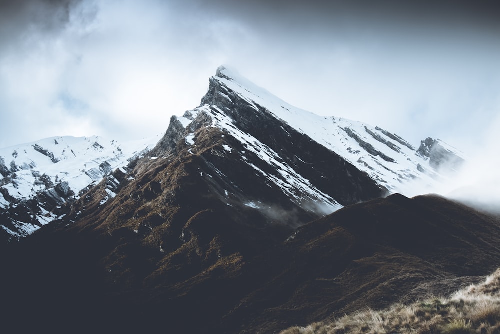 fotografia di paesaggio di montagna grigia