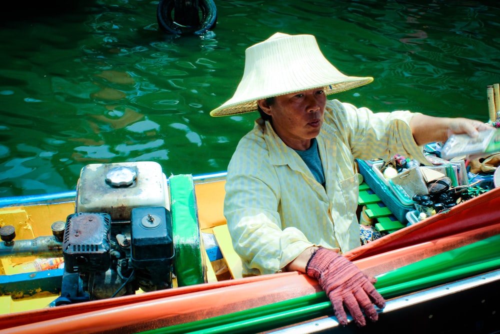 homme balade sur bateau sur plan d’eau