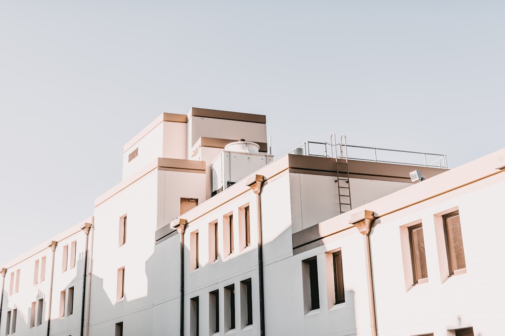 Foto di edificio in cemento bianco