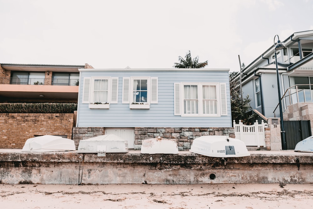 Fotografie des blauen Betonhauses