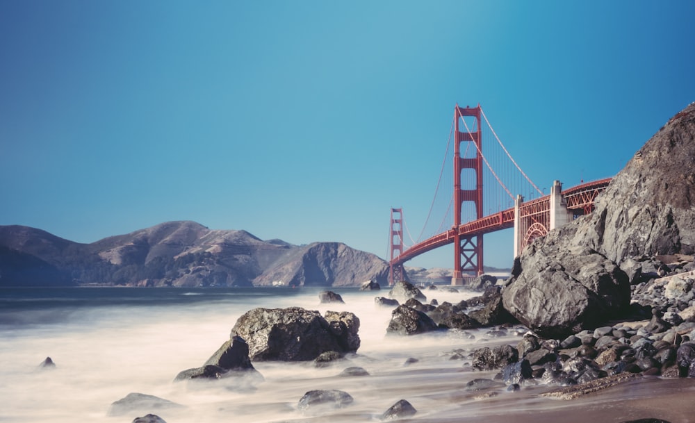 Golden Gate Bridge, San Francisco, Californie pris sous un ciel clair