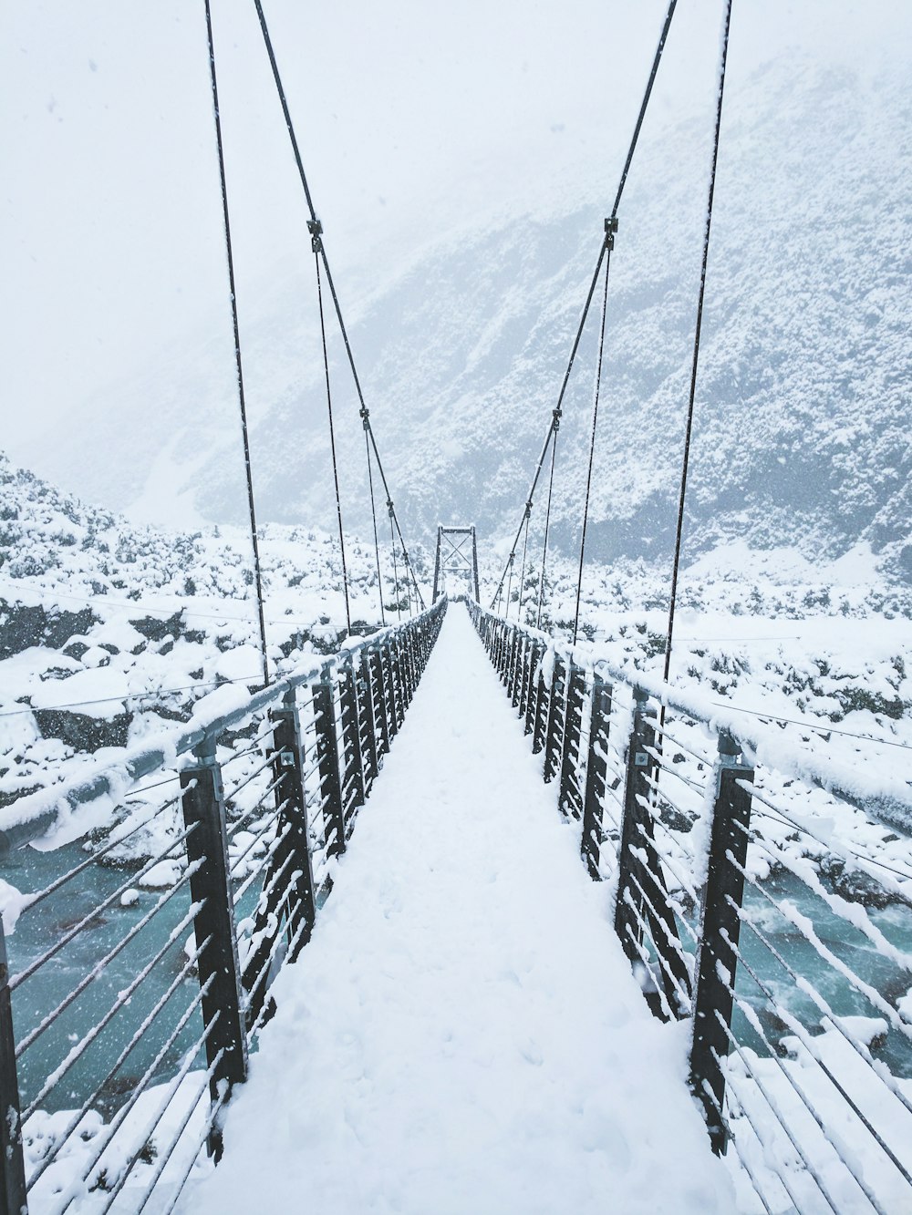 Foto de un puente cubierto de nieve