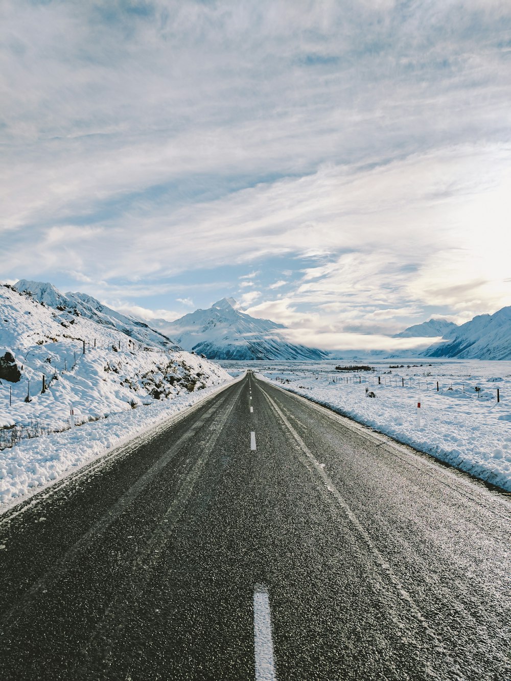 雪に覆われた山の近くの道路