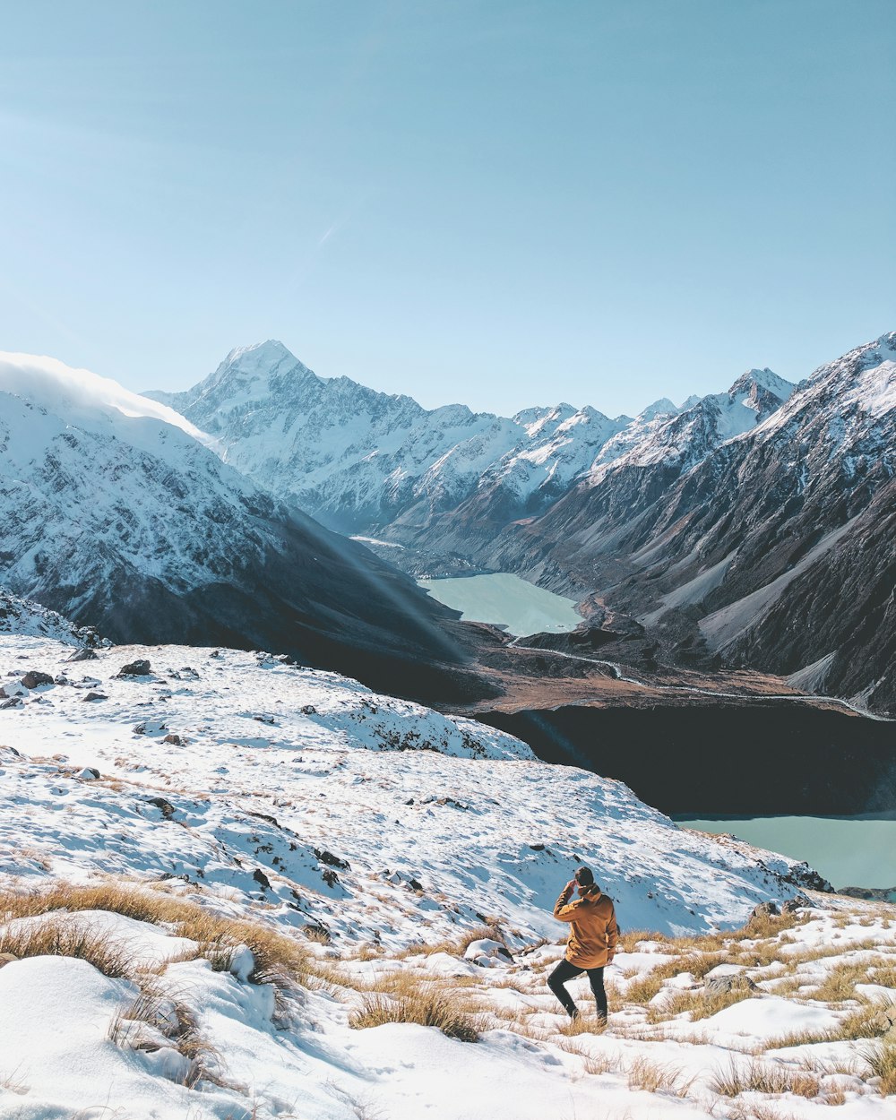 persona de pie en la montaña cubierta de nieve