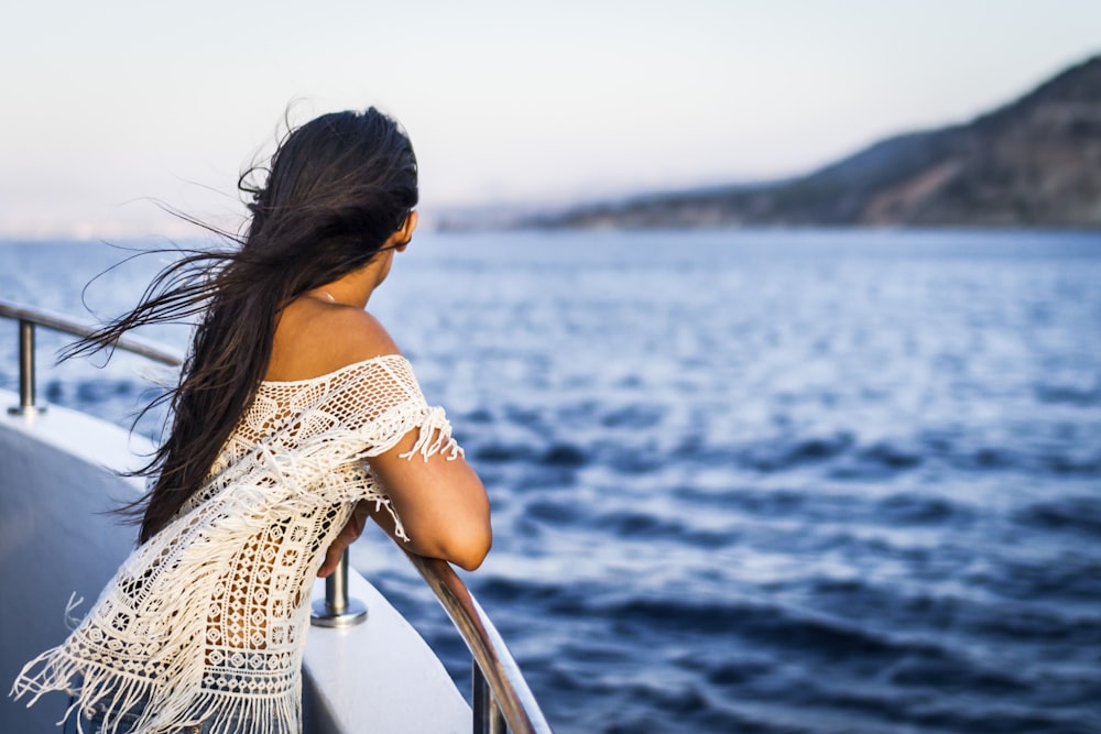 mulher no barco observando o mar