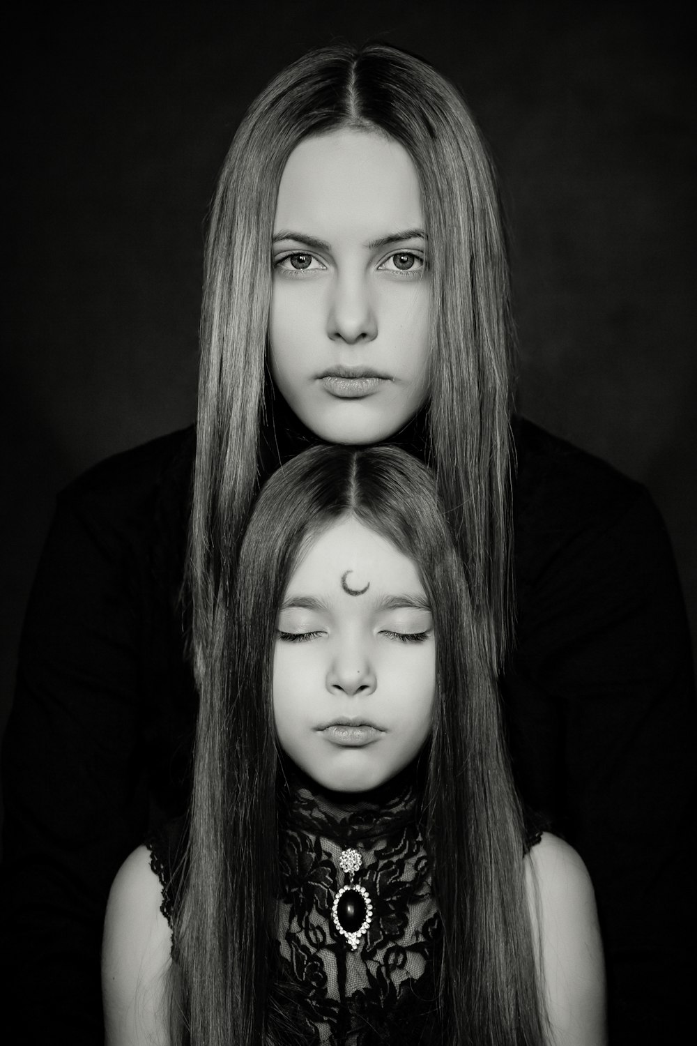 Photographie en niveaux de gris de deux femmes