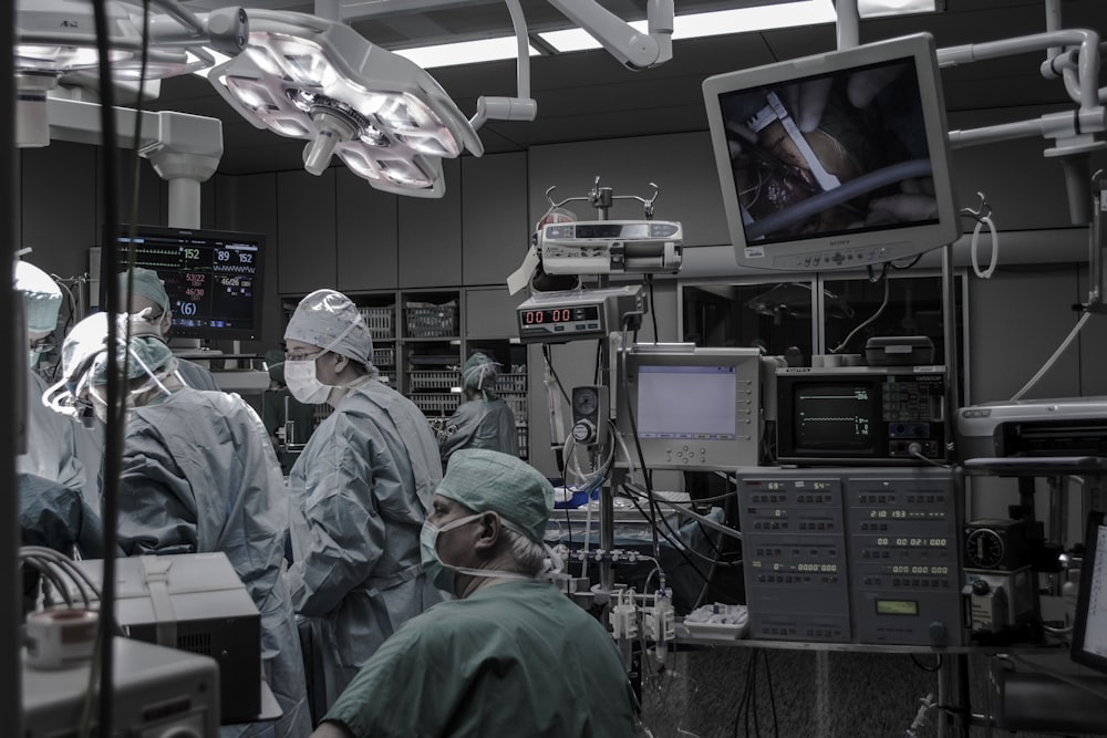persone che indossano abiti chirurgici all'interno della sala operatoria