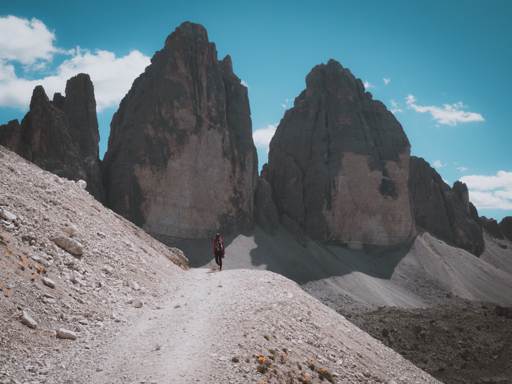 Persona in piedi sulla montagna durante il giorno