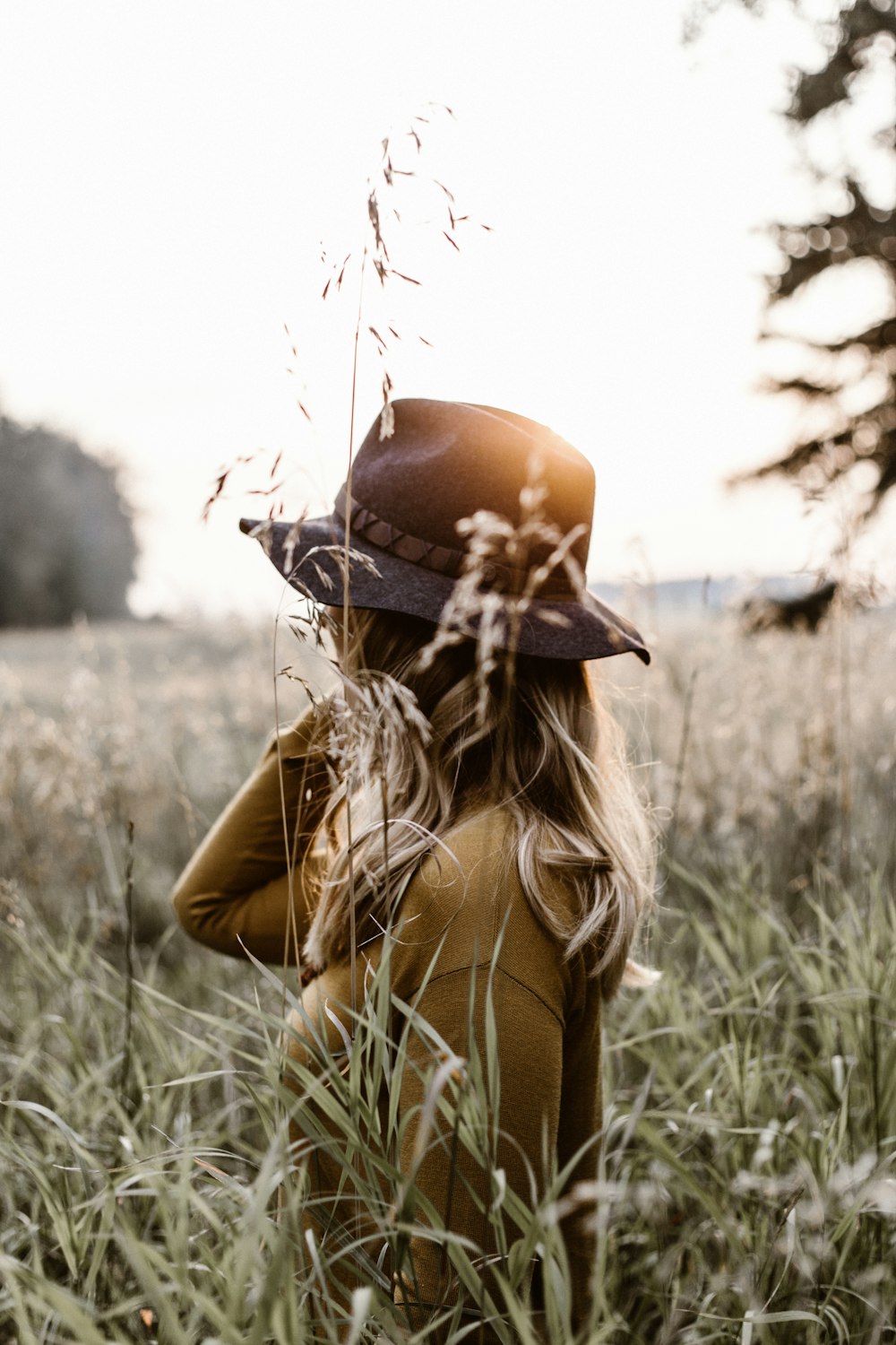 Frau steht mitten im Gras