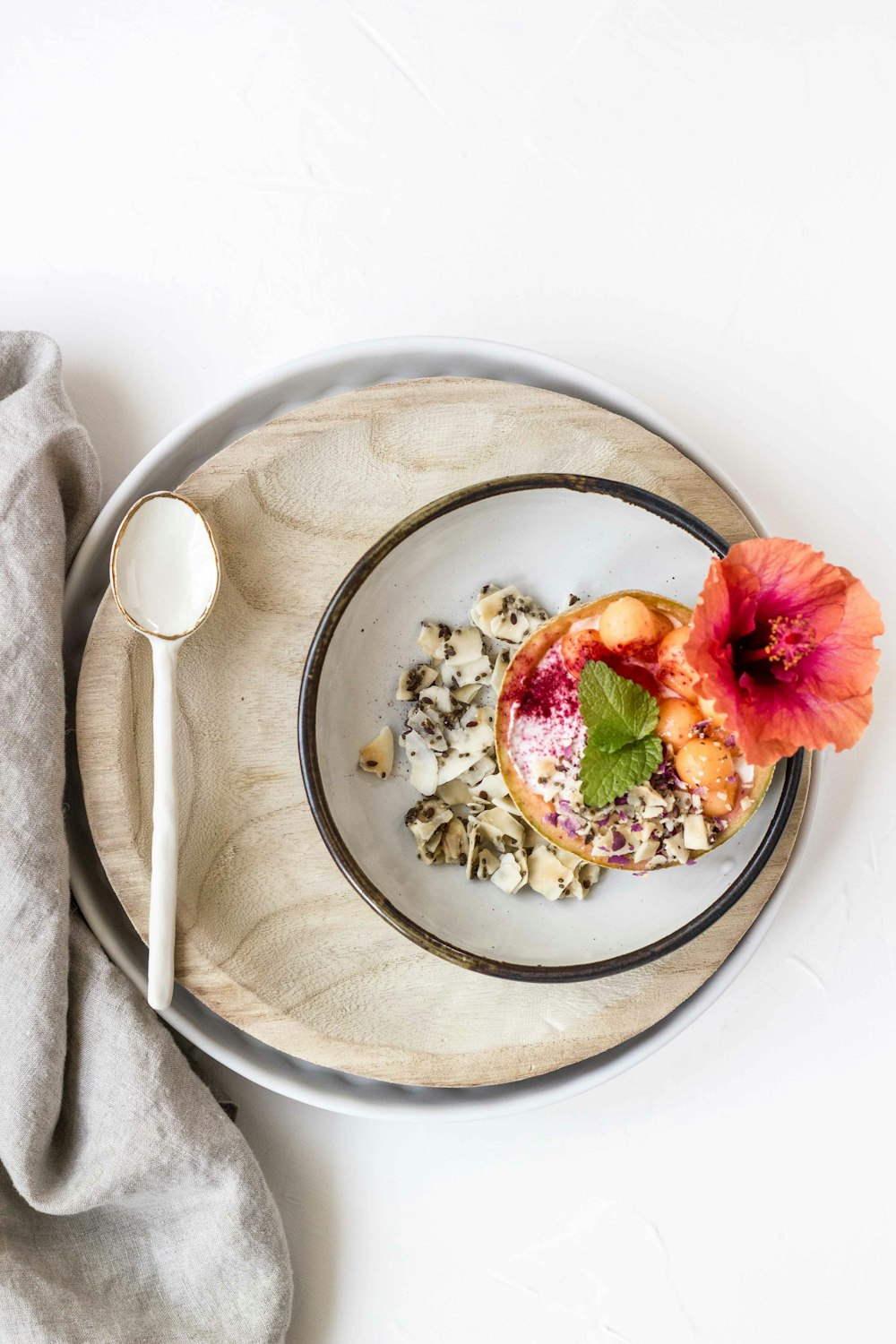 cuchara blanca en plato de madera marrón