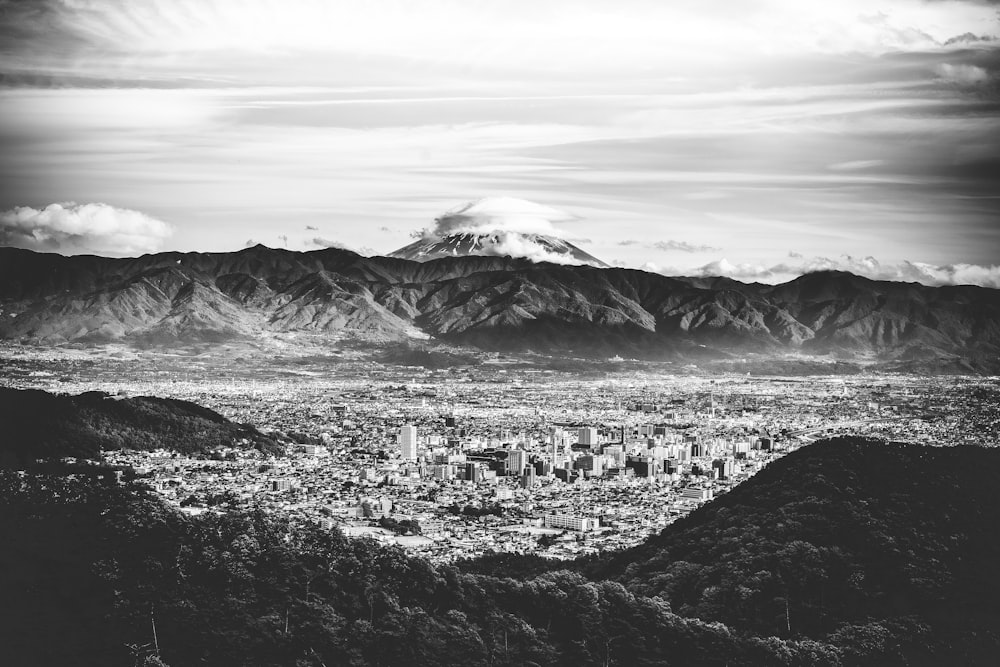 fotografia em tons de cinza das montanhas