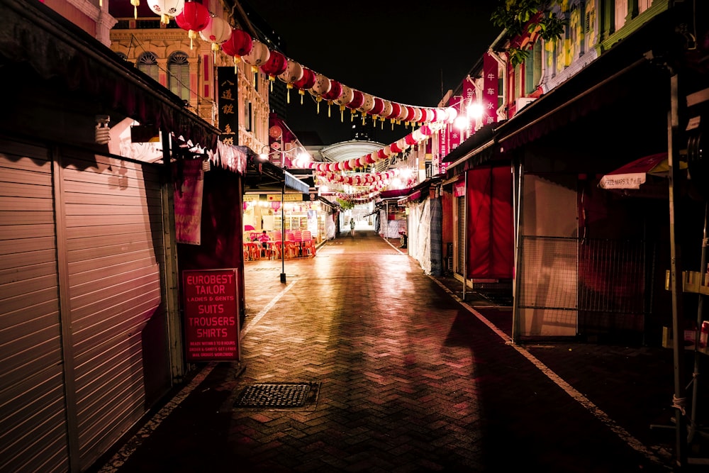 Fotografía con poca luz del callejón