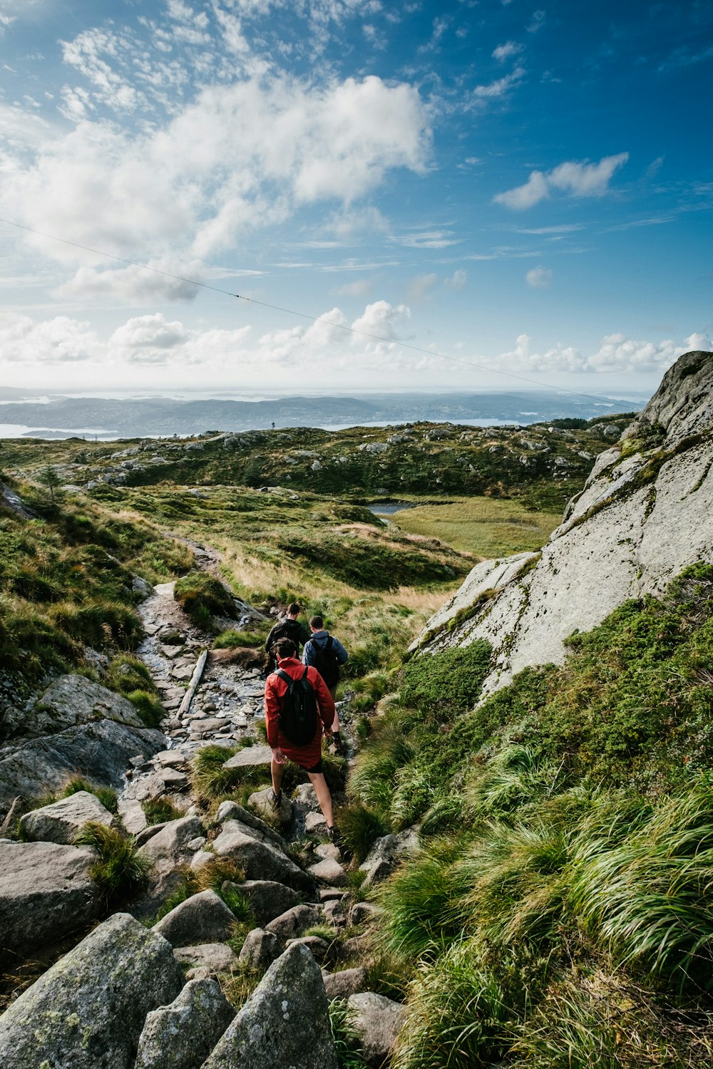 Pessoas caminhando em montanhas rochosas