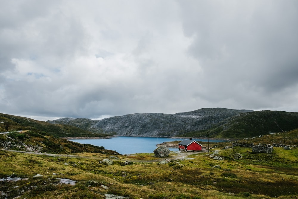 Casa rossa e nera vicino al lago e alla montagna