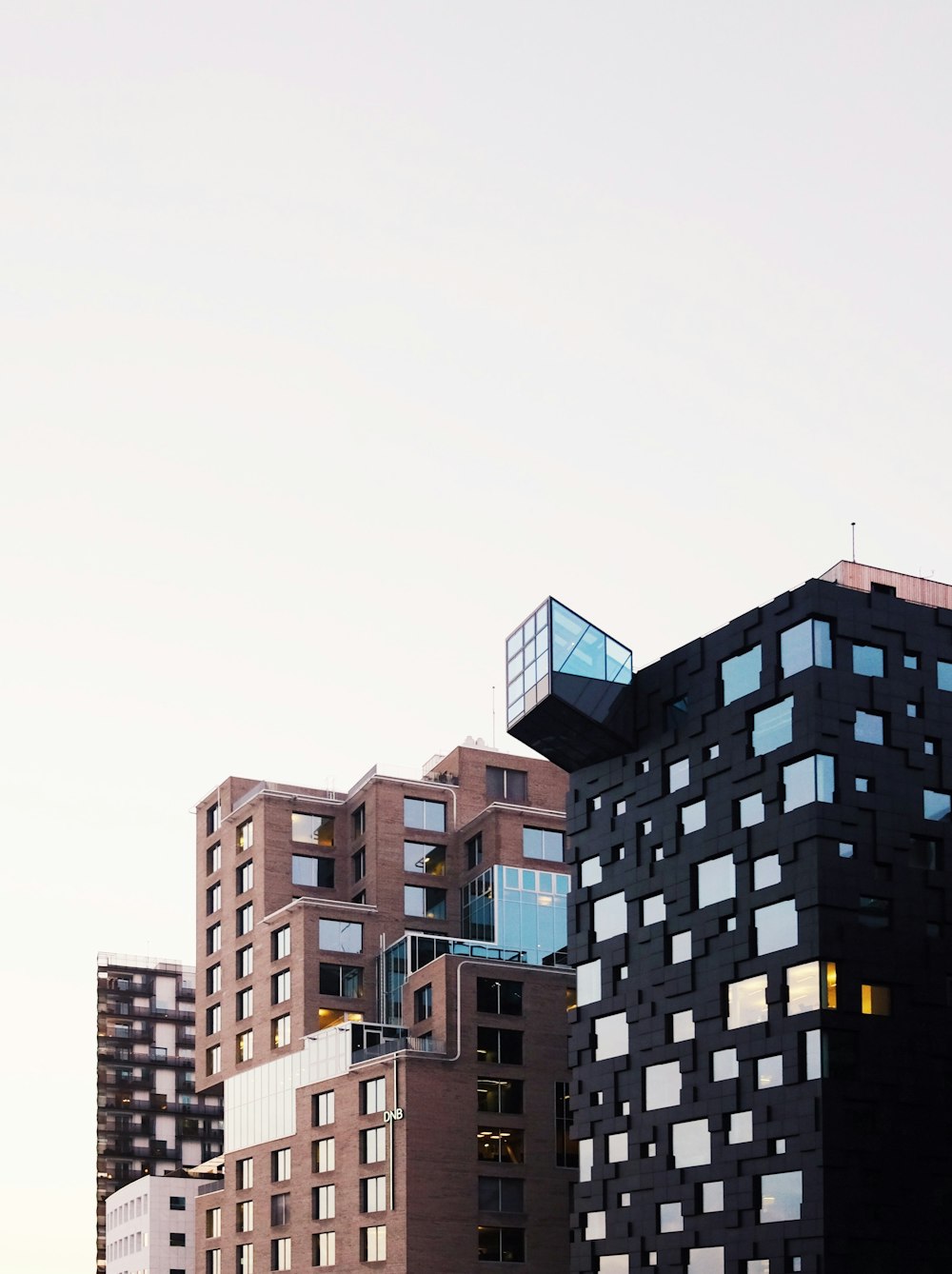 갈색과 검은색 건물의 건축 사진