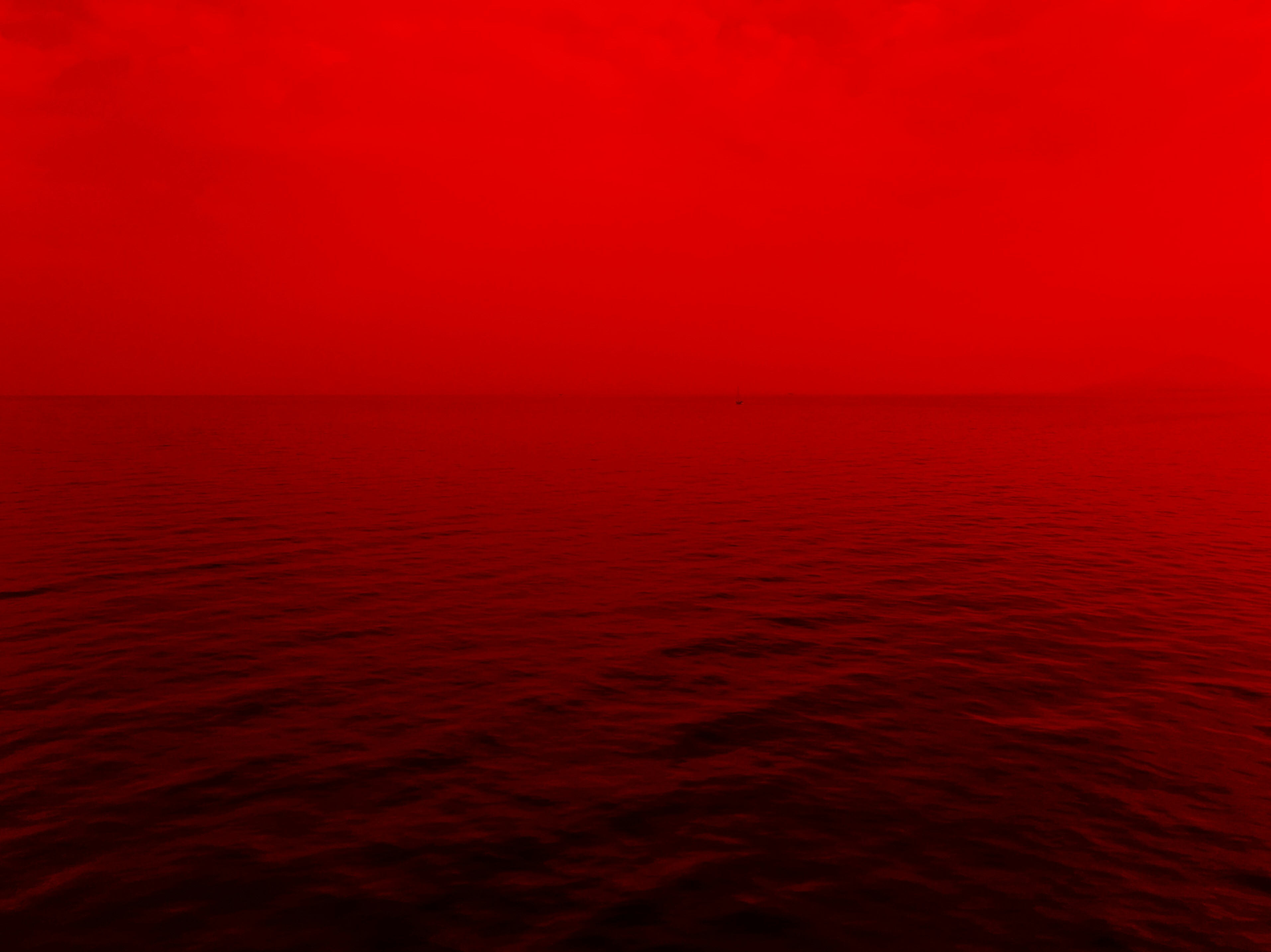 В воду красный из воды черный. Красный океан. Море красного цвета. Красная вода. Алый океан.