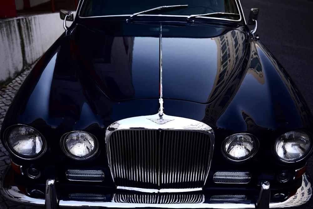 Foto eines schwarzen Chrysler-Autos