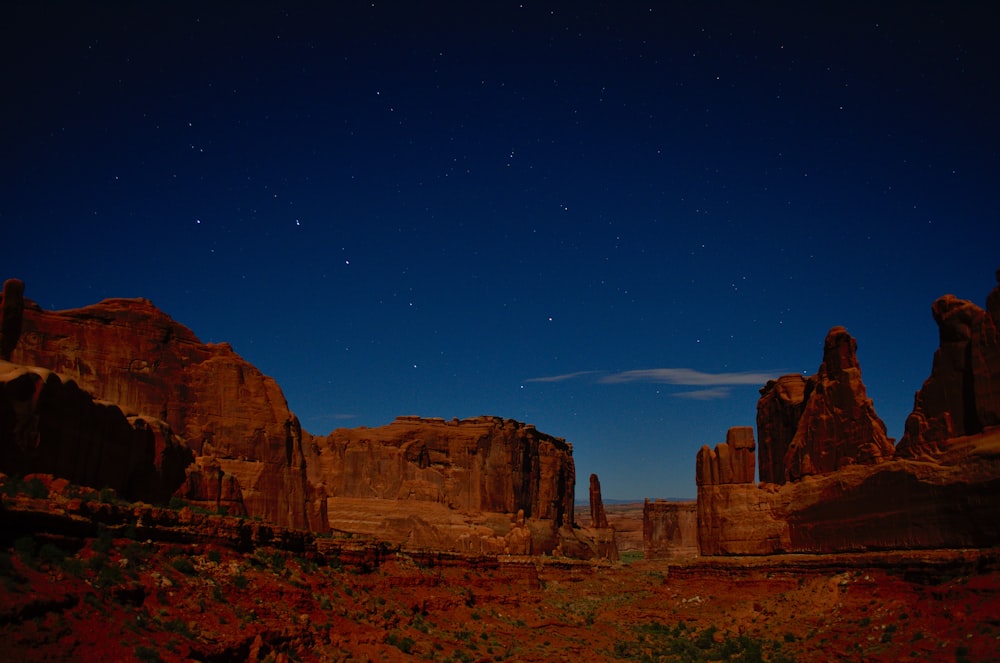 Foto de Monument Valley bajo el cielo azul