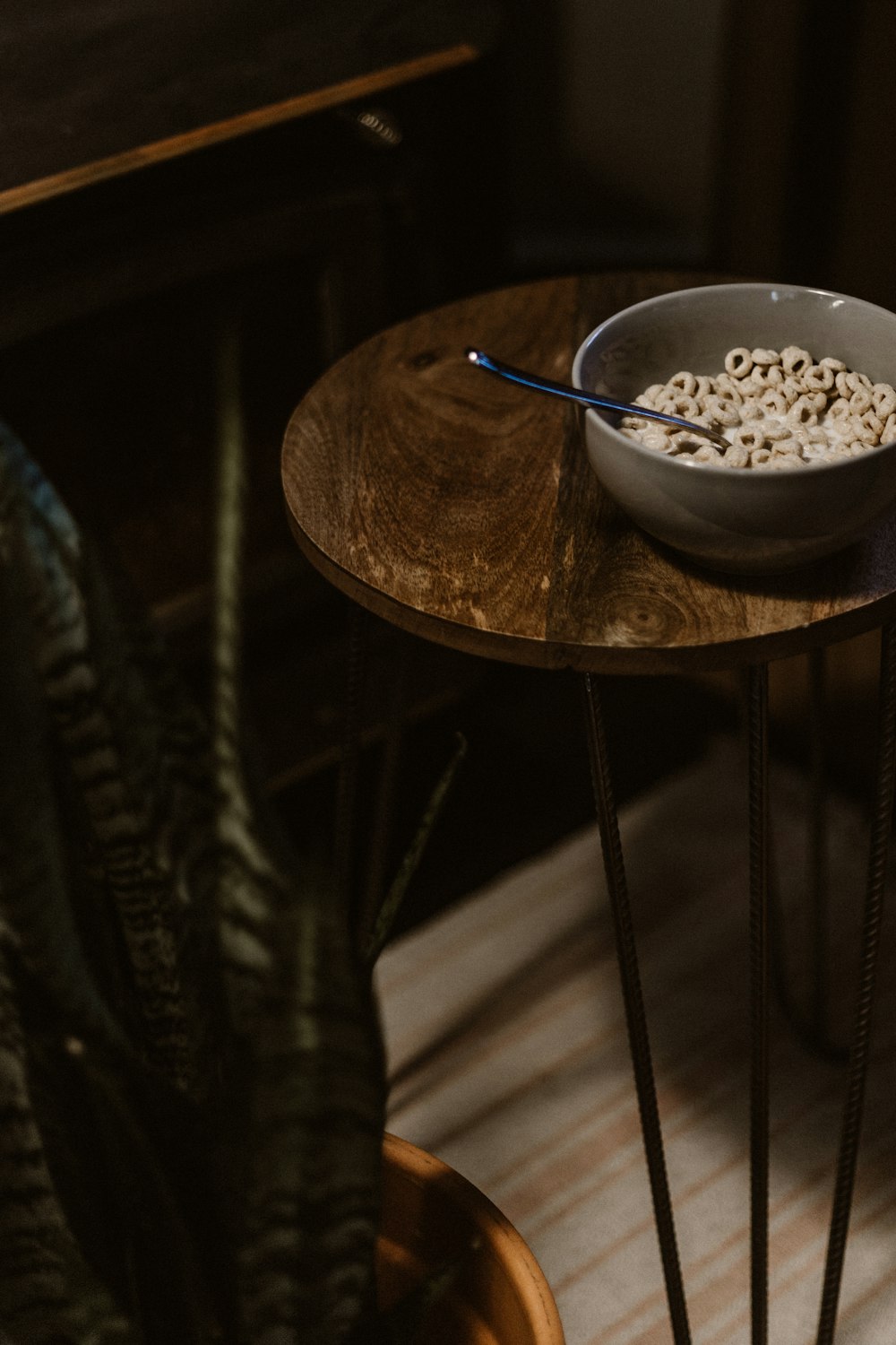 cereals-filled gray ceramic bowl