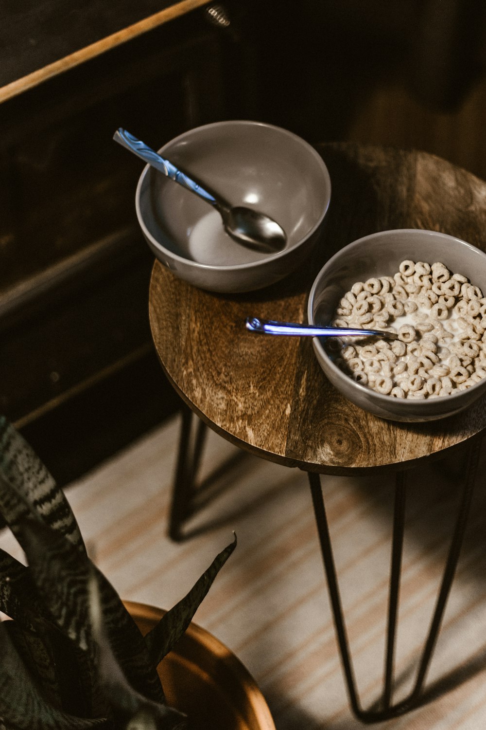 un bol gris con cereal y un bol vacío
