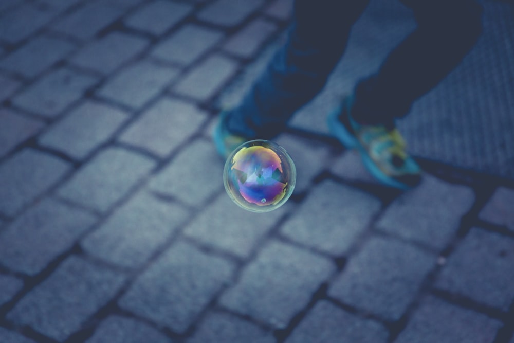 burbuja flotante cerca de la persona que corre