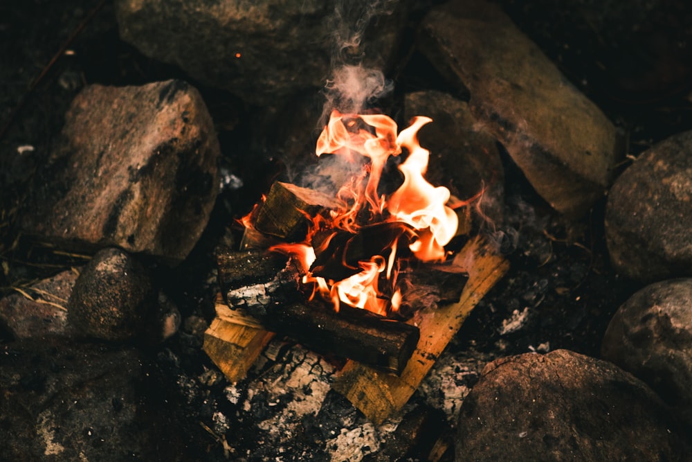 Brûler du charbon de bois à côté de rochers