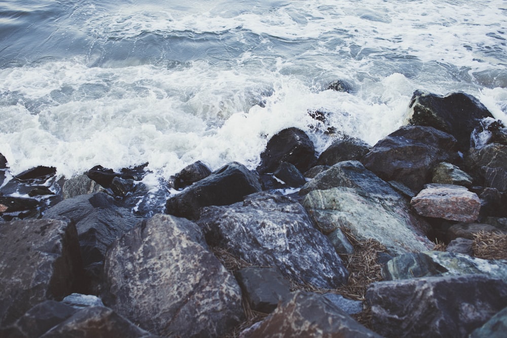 Les vagues de la mer s’écrasent sur le rivage rocheux