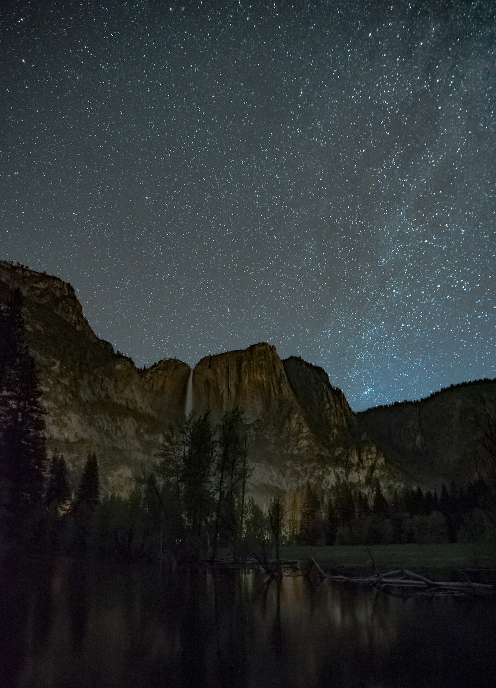 Montagne de blocs de faille sous la Voie lactée la nuit