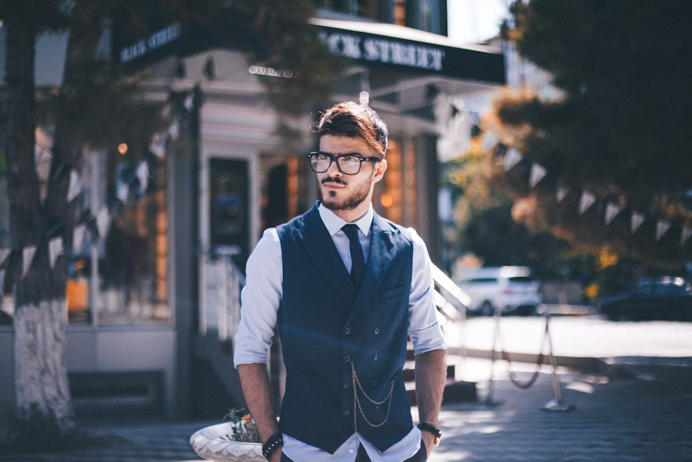 uomo che guarda di lato