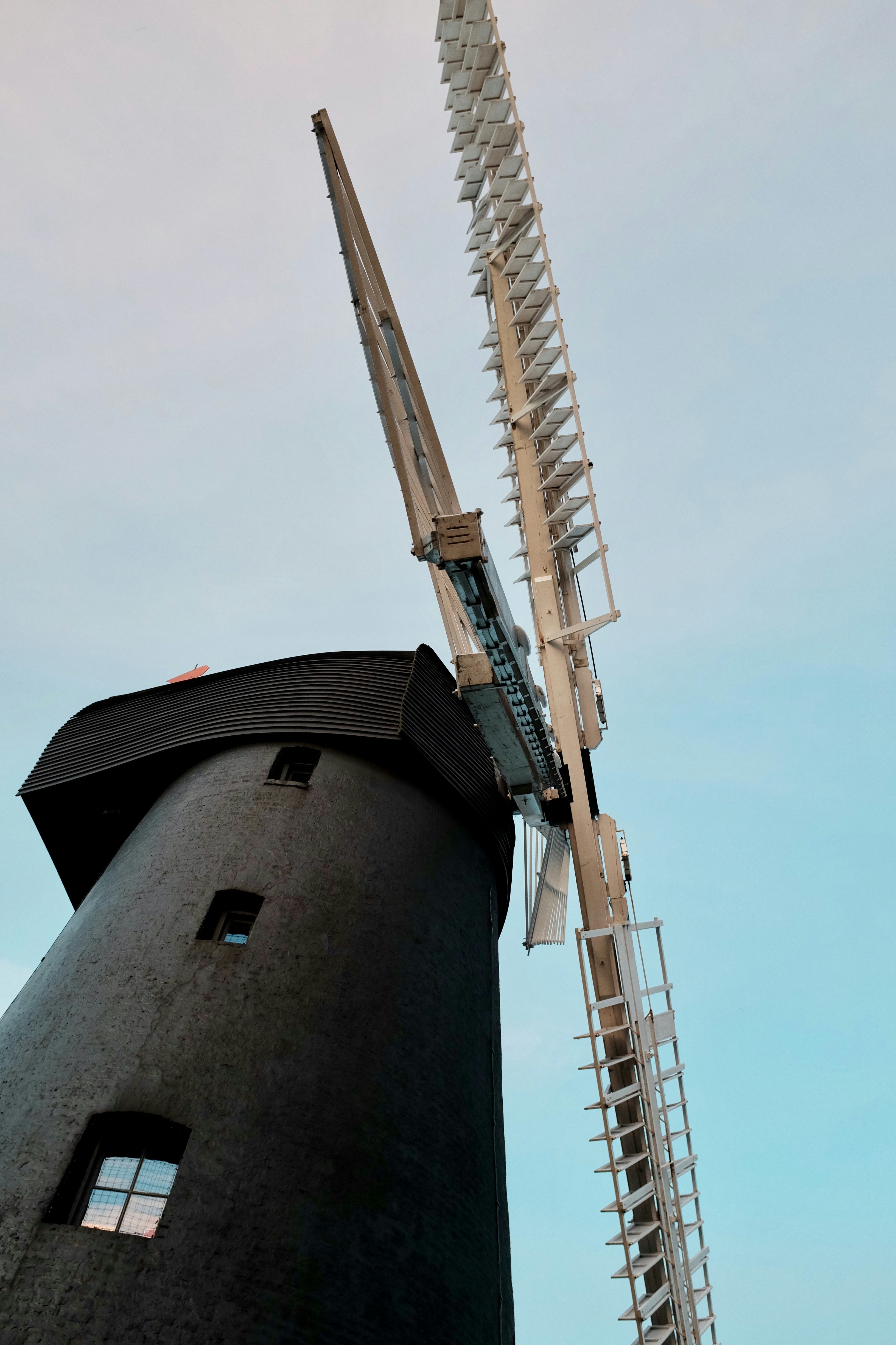 灰色の空の下の灰色のコンクリートの建物