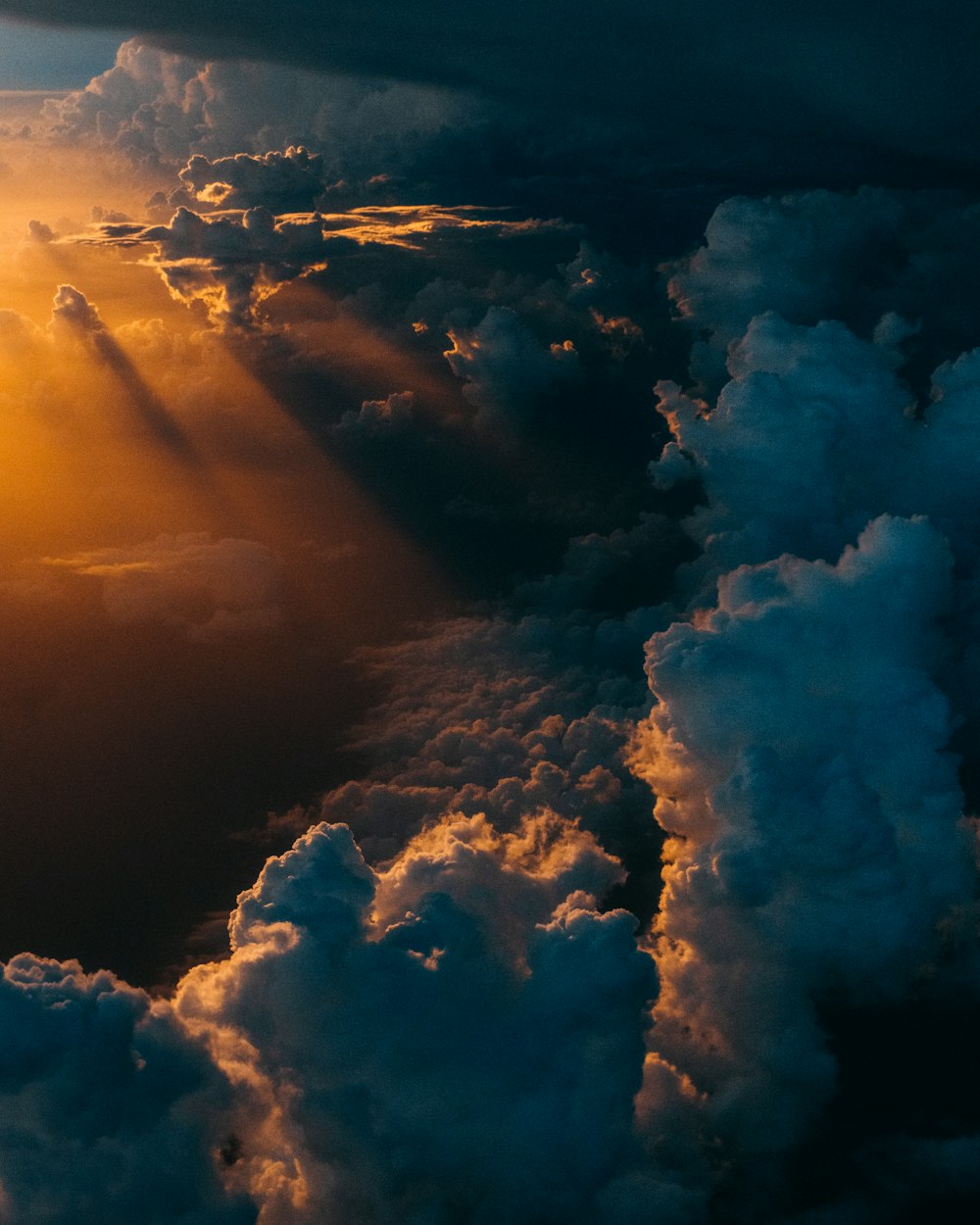 Nuages pendant l’heure dorée