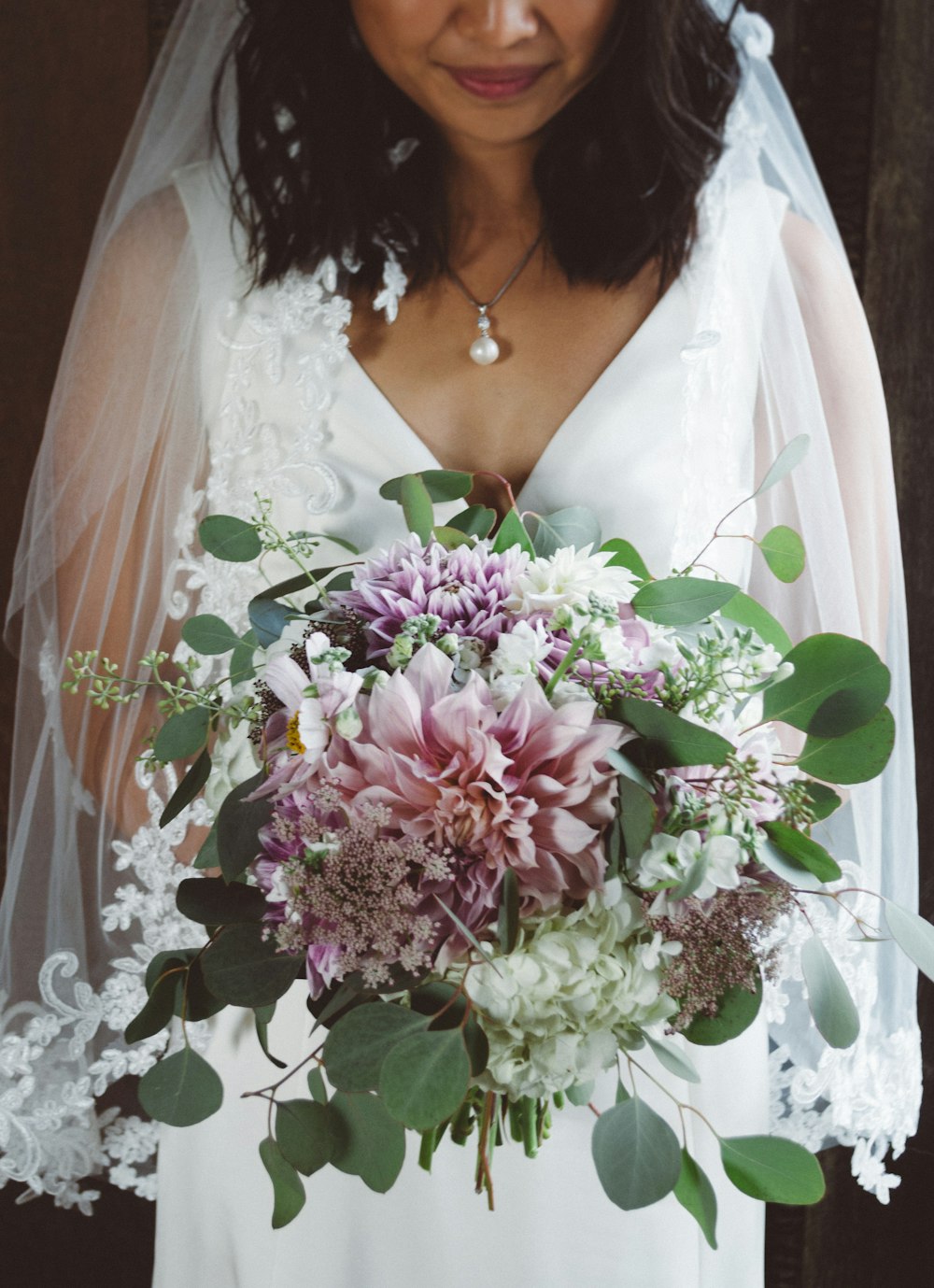 novia sosteniendo un ramo de flores