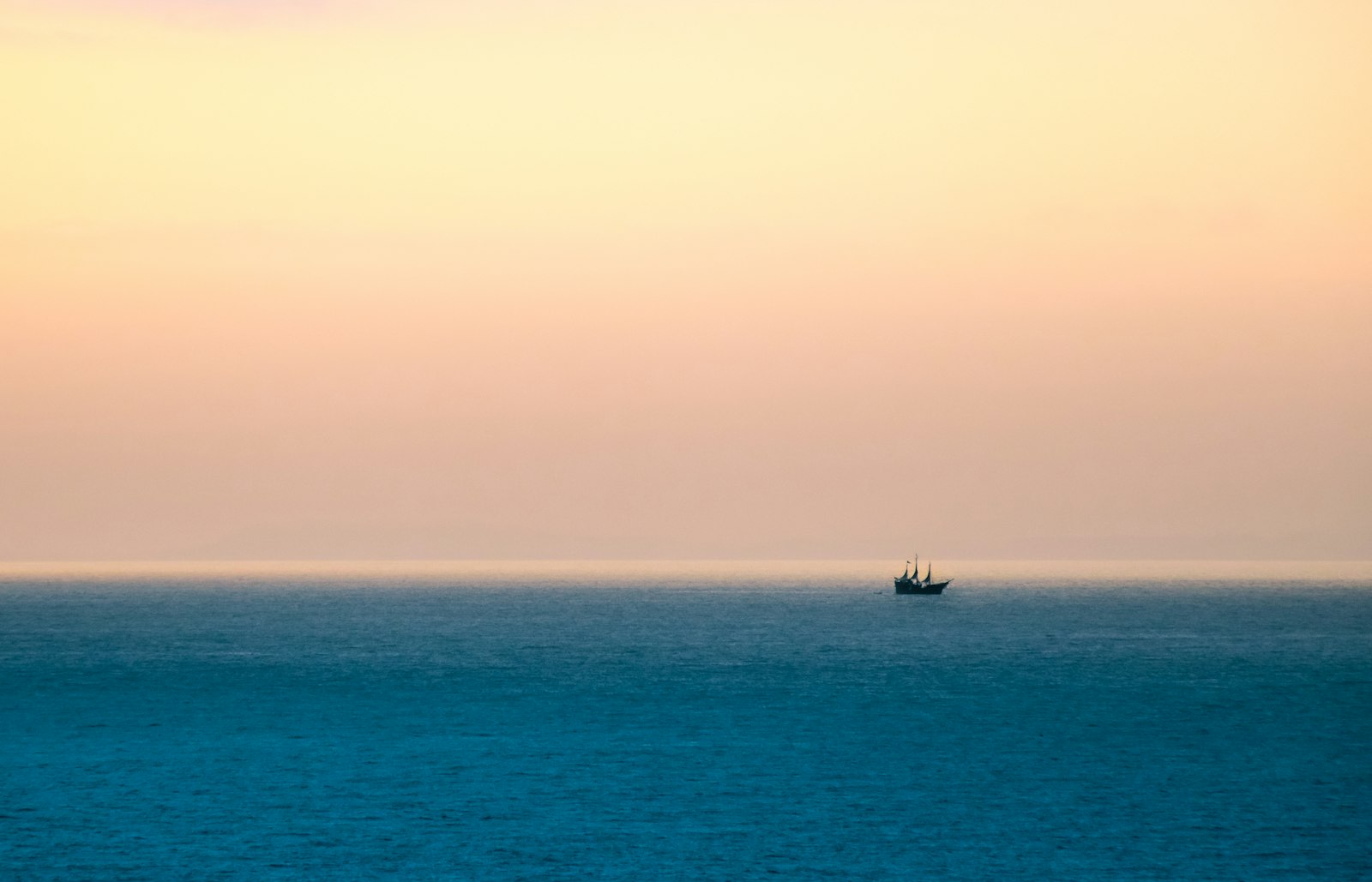 Nikon D5300 + Nikon AF-S DX Nikkor 18-140mm F3.5-5.6G ED VR sample photo. Silhouette of boat sailing photography