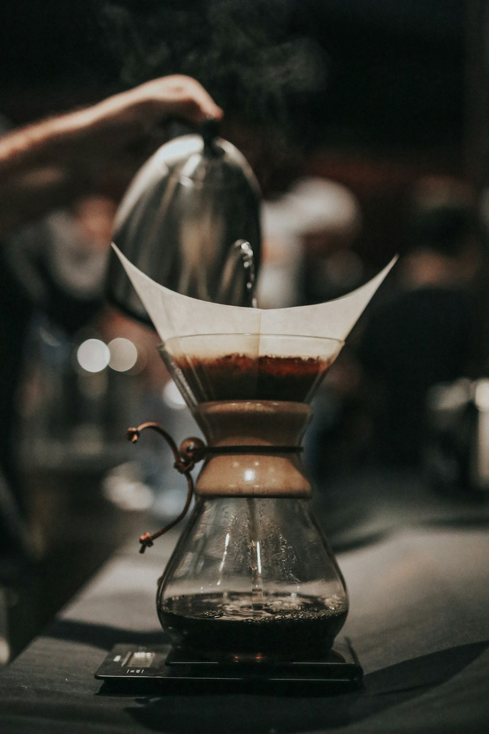 Flachfokusfotografie von schwarzen und braunen Kaffeemaschinen