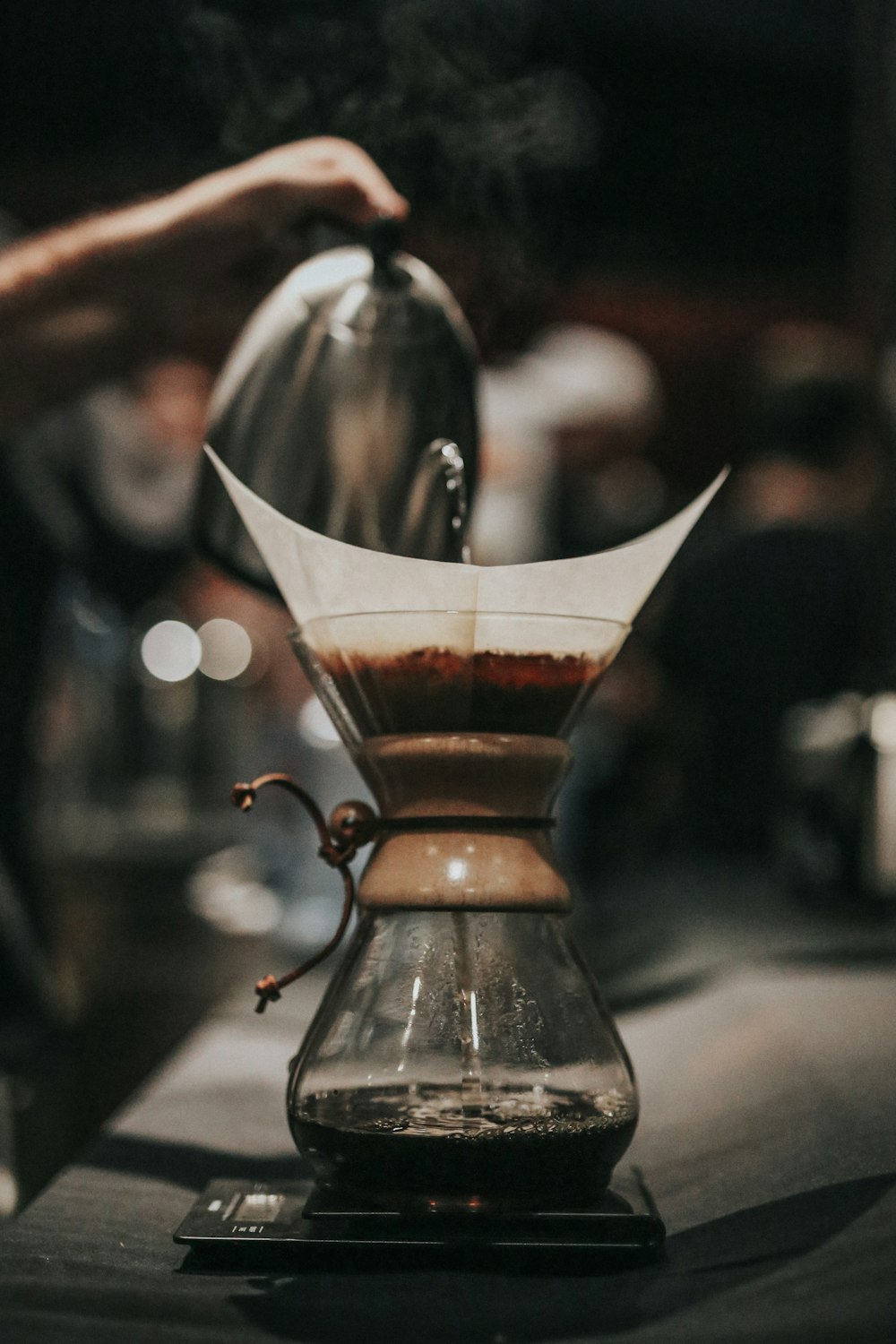 Photographie à mise au point superficielle d’une cafetière noire et brune