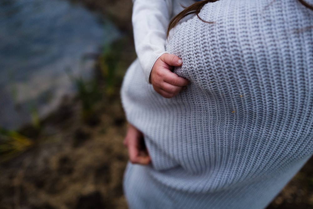 Frau mit Baby auf dem Arm