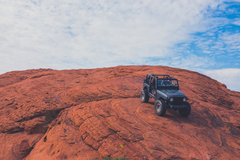 Jeep Wrangler noir sur la colline