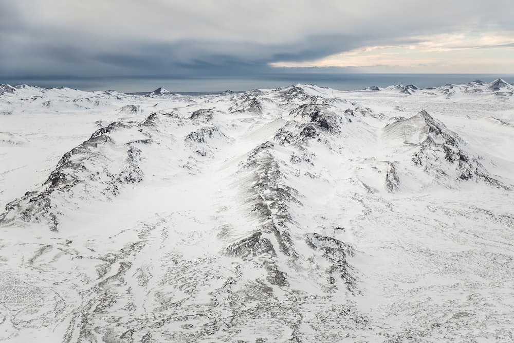 雪に覆われた山々