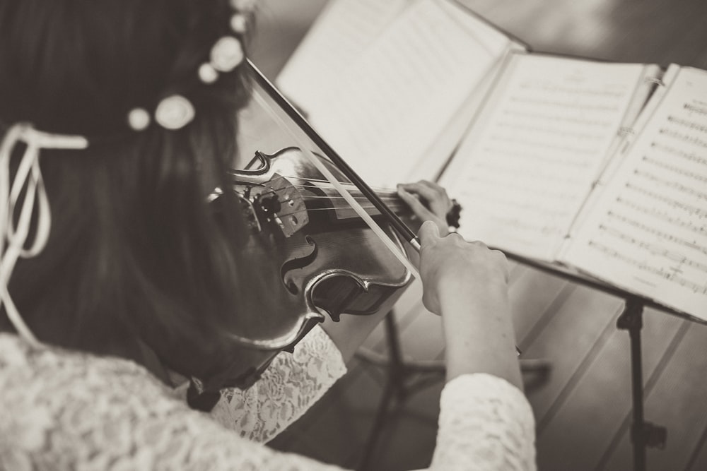 donna che indossa un top in pizzo che gioca il violino