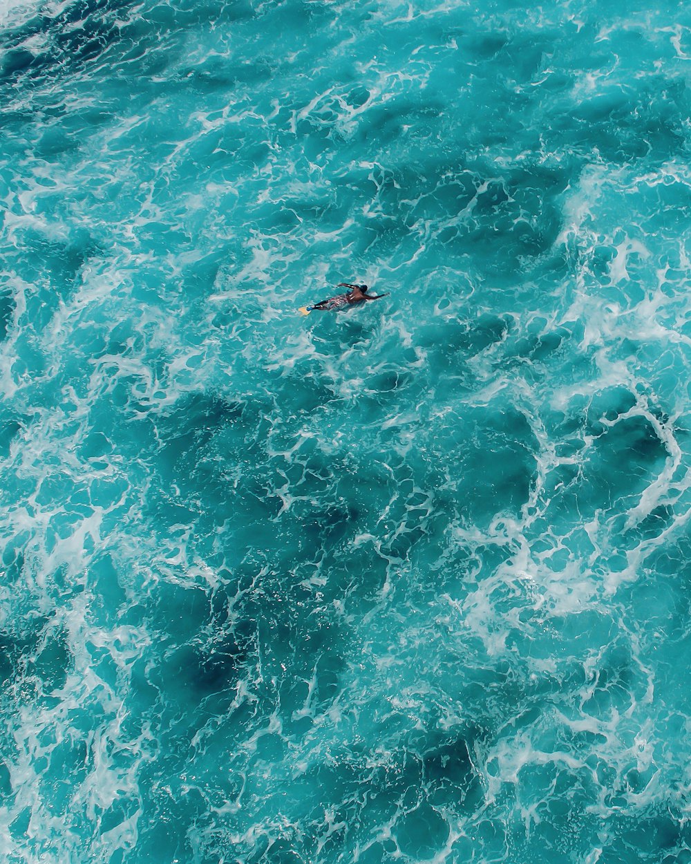 persona en el cuerpo de agua