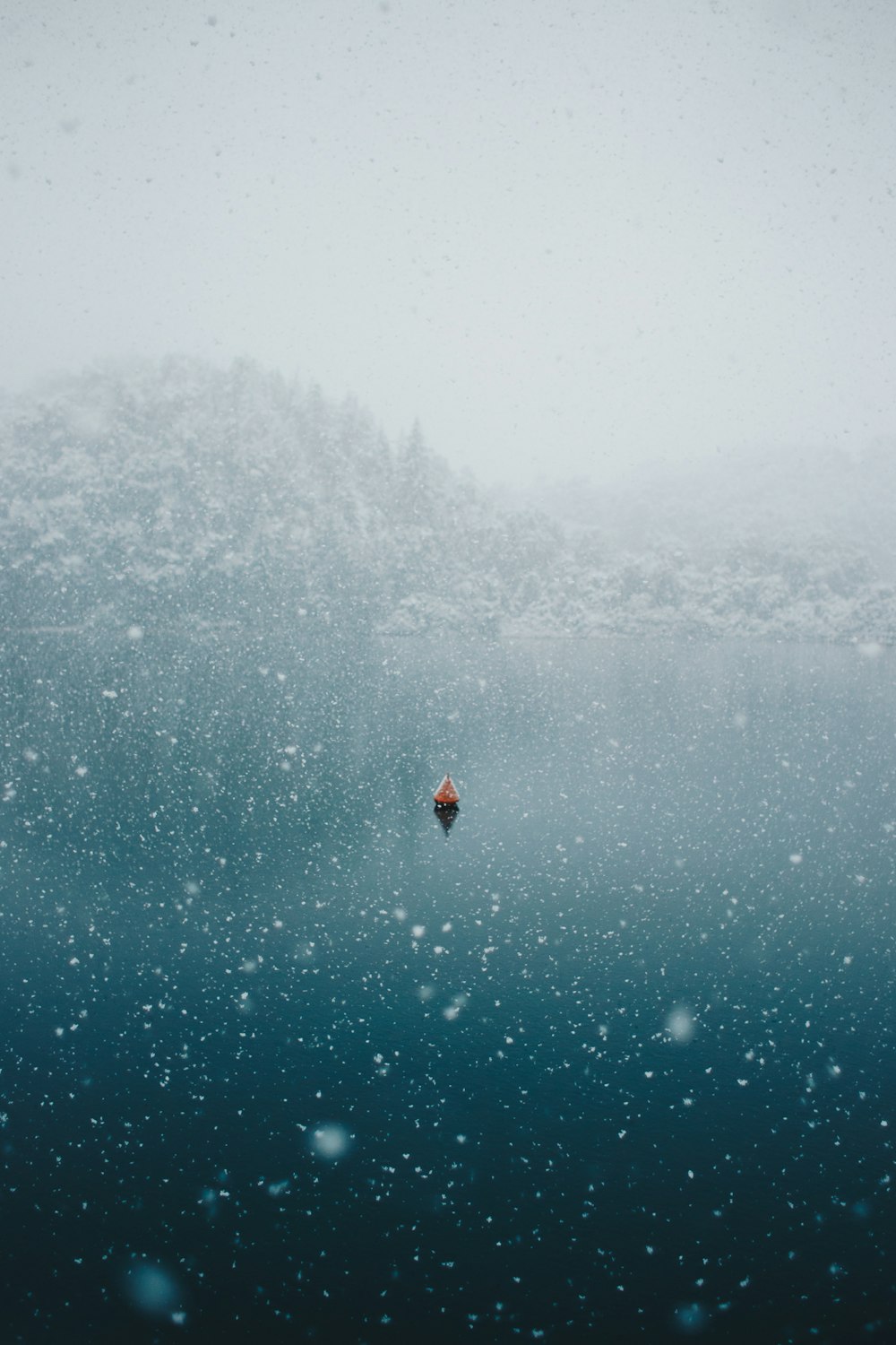 lago da montanha gelada da neve