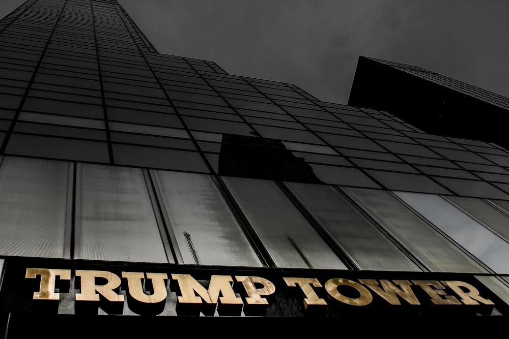 Foto en escala de grises de la Torre Trump