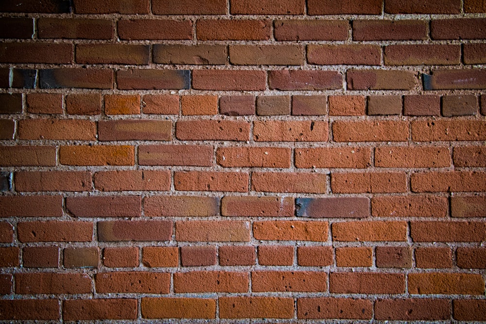 茶色のコンクリートレンガの壁