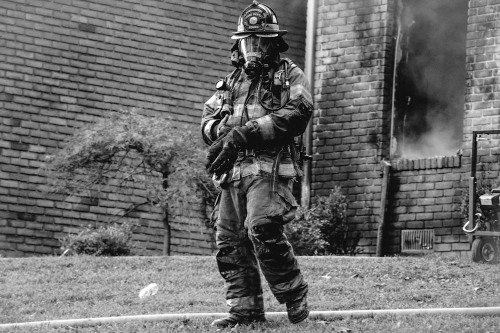 Foto in scala di grigi del vigile del fuoco