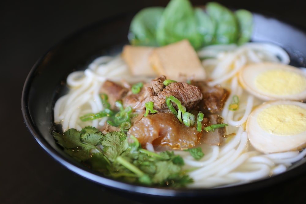 黒い鉢に盛られたラーメンのマクロ撮影