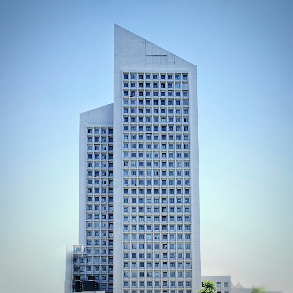 immeuble de grande hauteur blanc