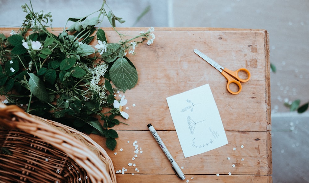 Ciseaux orange et gris sur table