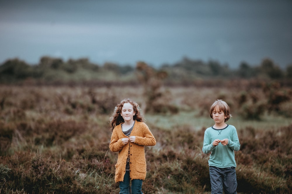 Flachfokusfotografie von Kindern, die gehen